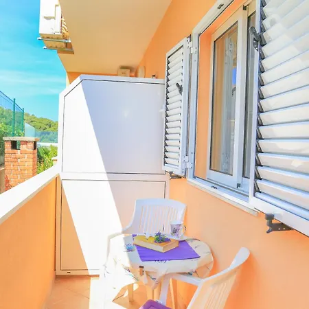 Sunny Elza Hvar Town